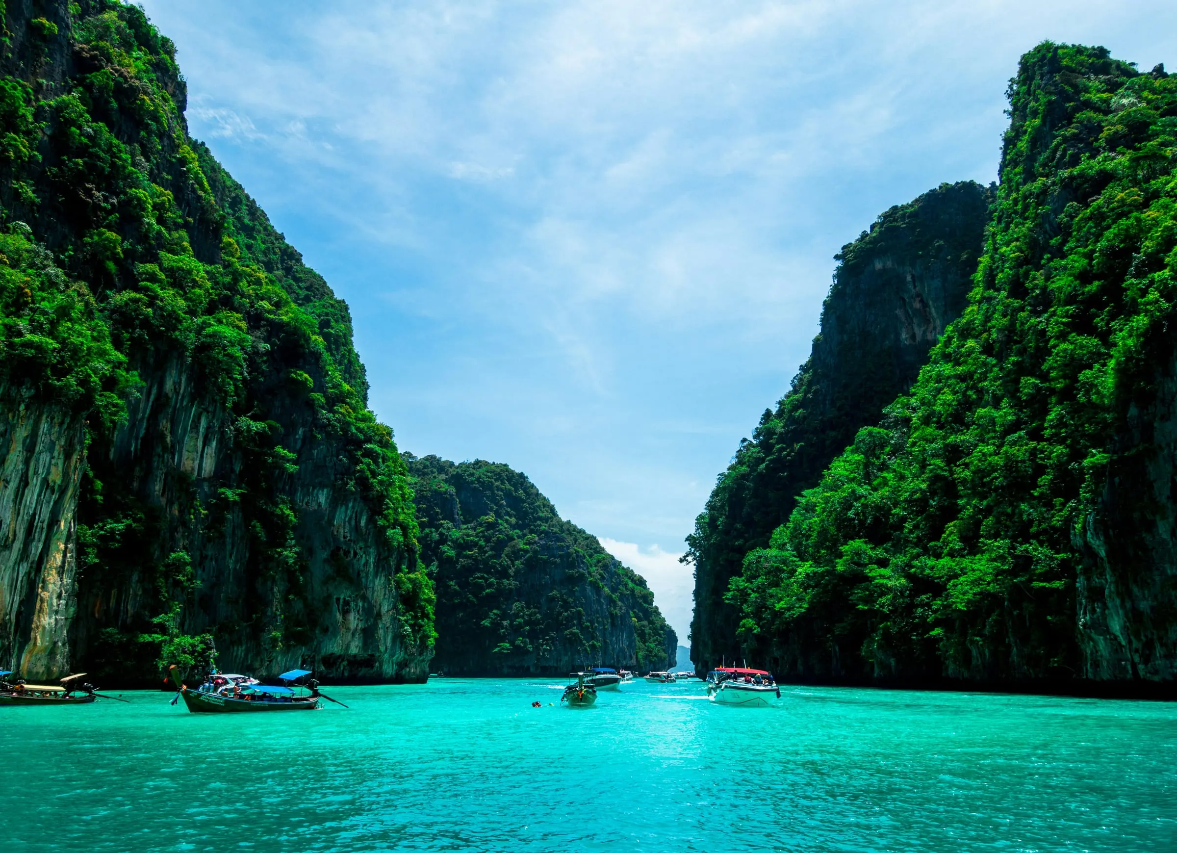 푸켓 앞바다 피피섬의 석회암 절벽과 에메랄드빛 바다